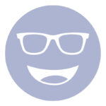 Circular icon with a smiling face wearing glasses in light blue, representing the E-15 lens tint.