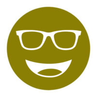 Circular icon with a smiling face wearing glasses in dark yellow, representing the Noir #59 lens tint.