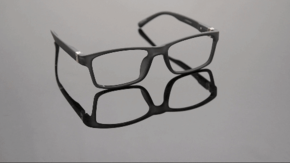 shape_guide_right_size_chadwick_optical (1) Animated GIF showing glasses with a clip shape guide on a reflective surface.