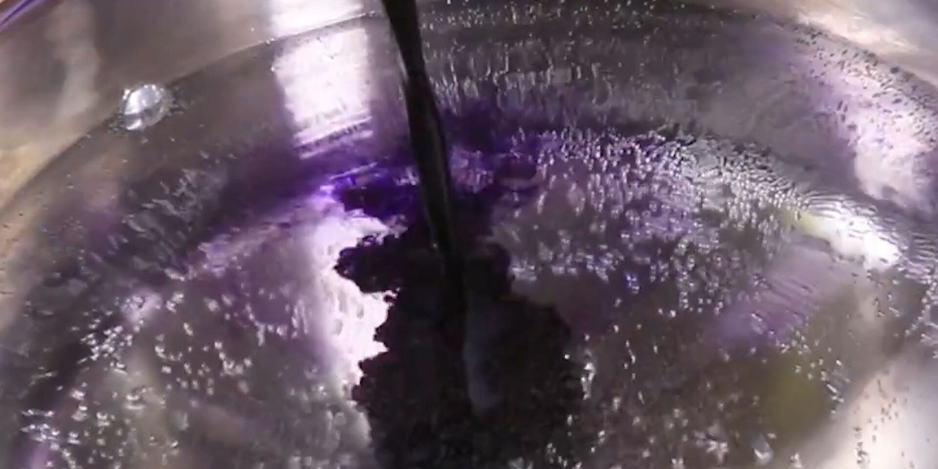 How Lenses Are Made - Tinting the Water with Dye How Lenses Are Made - Tinting the Water with Dye
